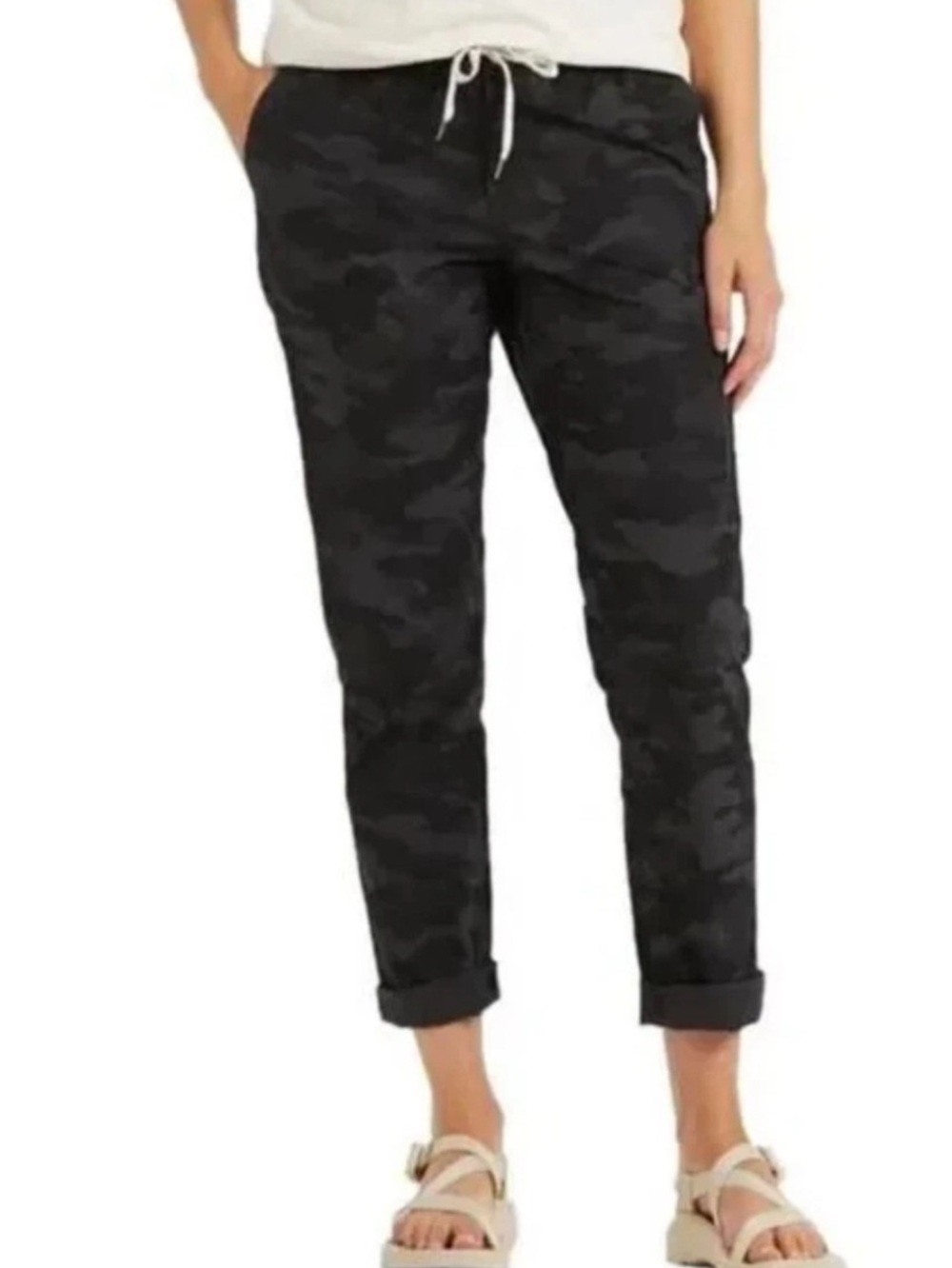 Vuori Women’s Ripstop
Pant Camo Cargo
Drawstring Black/Gray Camouflage Size S.